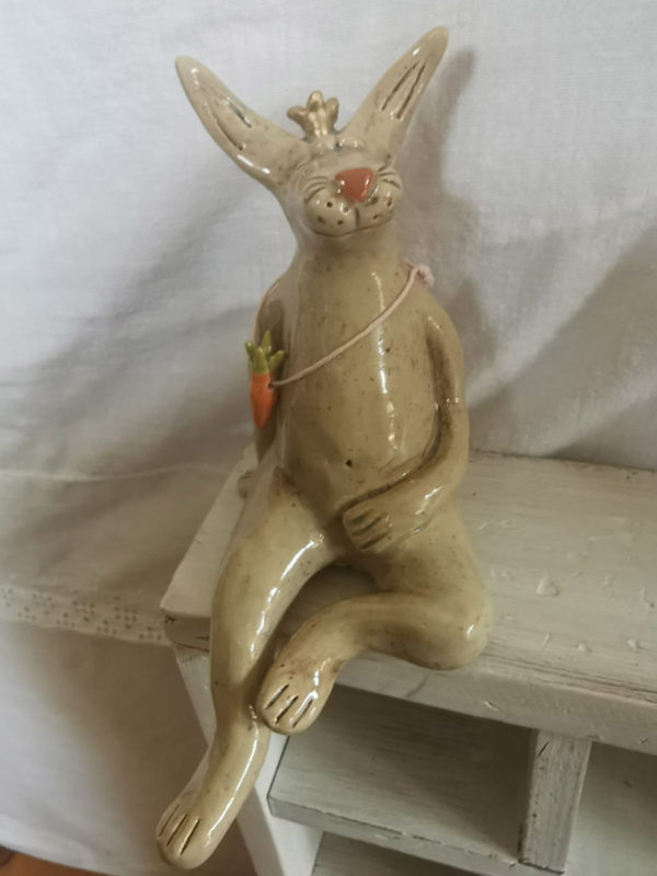 Kantenhocker Hase