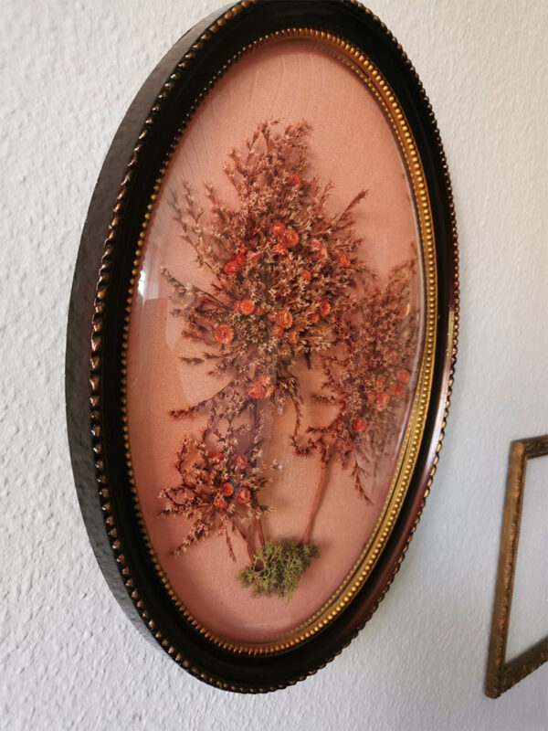Trockenblumen hinter Glas