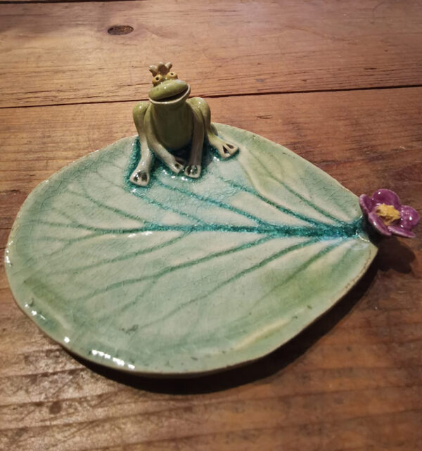 Froschkönig auf Blatt