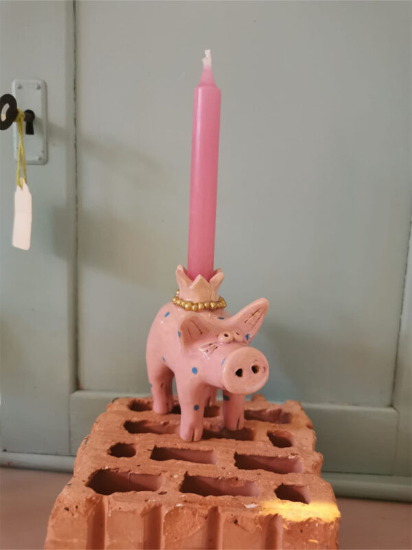 Kerzenschwein mit blauen Punkten