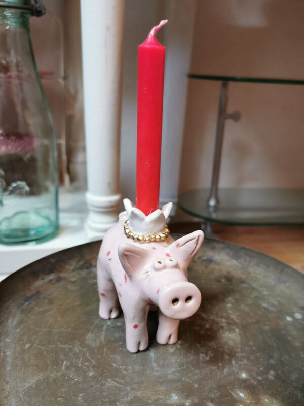 Kerzenschwein mit roten Punkten
