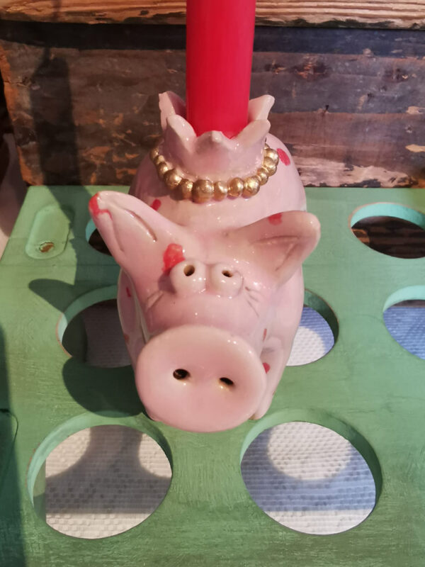 Rosarotes Kerzenschwein mit roten Punkten – Bild 2
