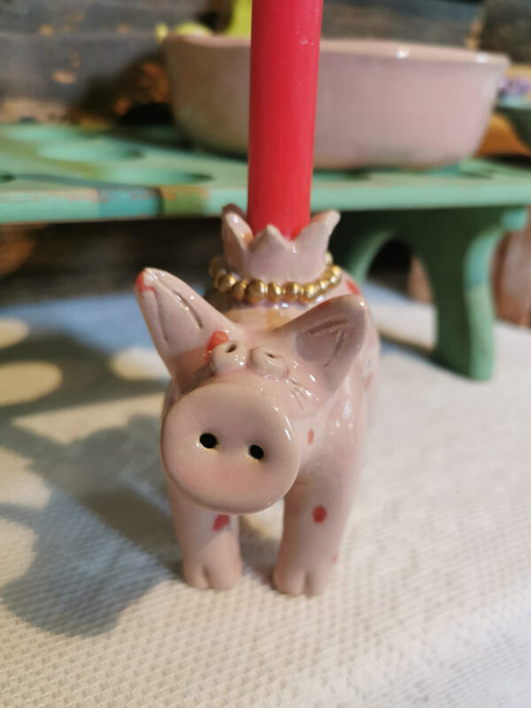Rosarotes Kerzenschwein mit roten Punkten