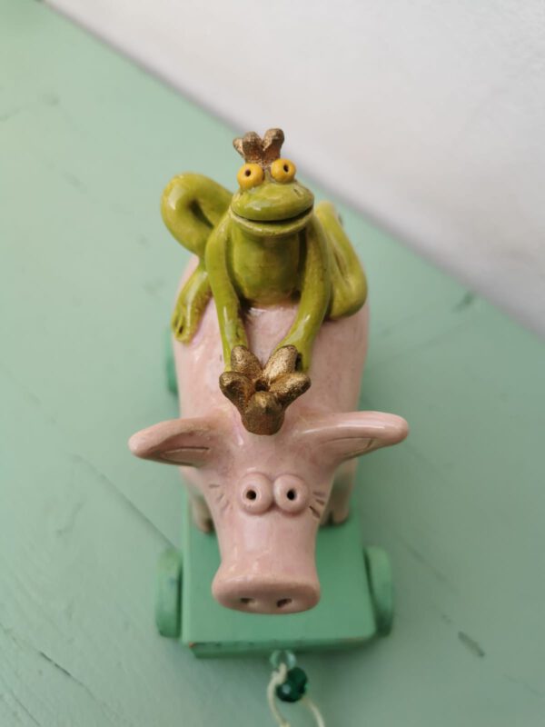 Frosch auf Schwein