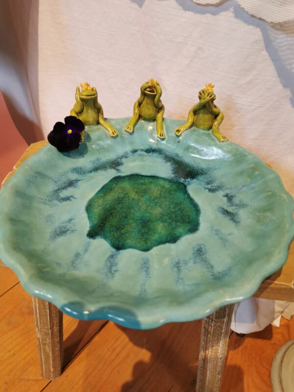 Muschelschale mit 3 Fröschen