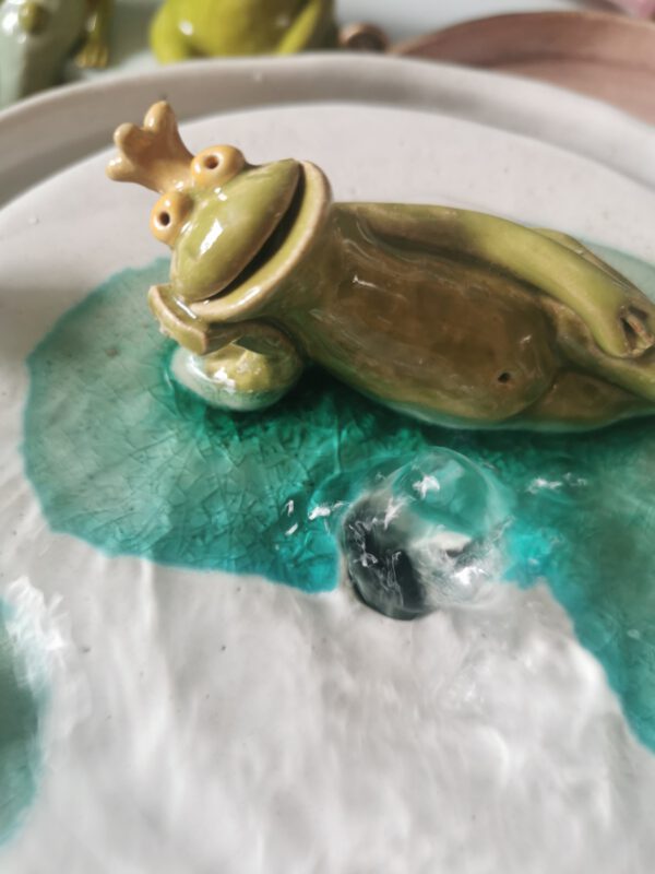 Sehr schöner Brunnen mit einem Froschkönig und 3 Blüten, den man im Haus oder Garten genießen kann!Eine verstellbare Strompumpe mit Steigrohr sind im Preis enthalten.Die untere Schale hat einen Durchmesser von ca. 30 cm!