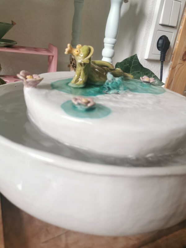 Sehr schöner Brunnen mit einem Froschkönig und 3 Blüten, den man im Haus oder Garten genießen kann!Eine verstellbare Strompumpe mit Steigrohr sind im Preis enthalten.Die untere Schale hat einen Durchmesser von ca. 30 cm! – Bild 4