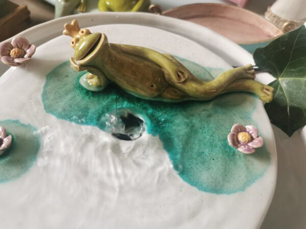 Sehr schöner Brunnen mit einem Froschkönig und 3 Blüten, den man im Haus oder Garten genießen kann!Eine verstellbare Strompumpe mit Steigrohr sind im Preis enthalten.Die untere Schale hat einen Durchmesser von ca. 30 cm! – Bild 2