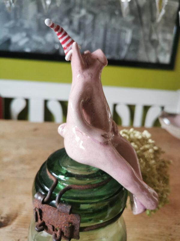 Kantenhocker Schwein mit Ringelmütze – Bild 3