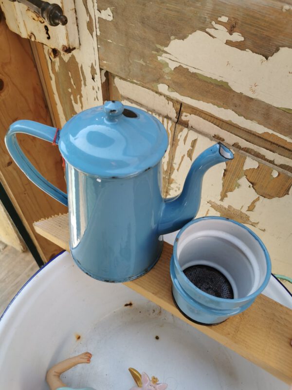 Alte Kaffeekanne mit Sieb – Bild 3