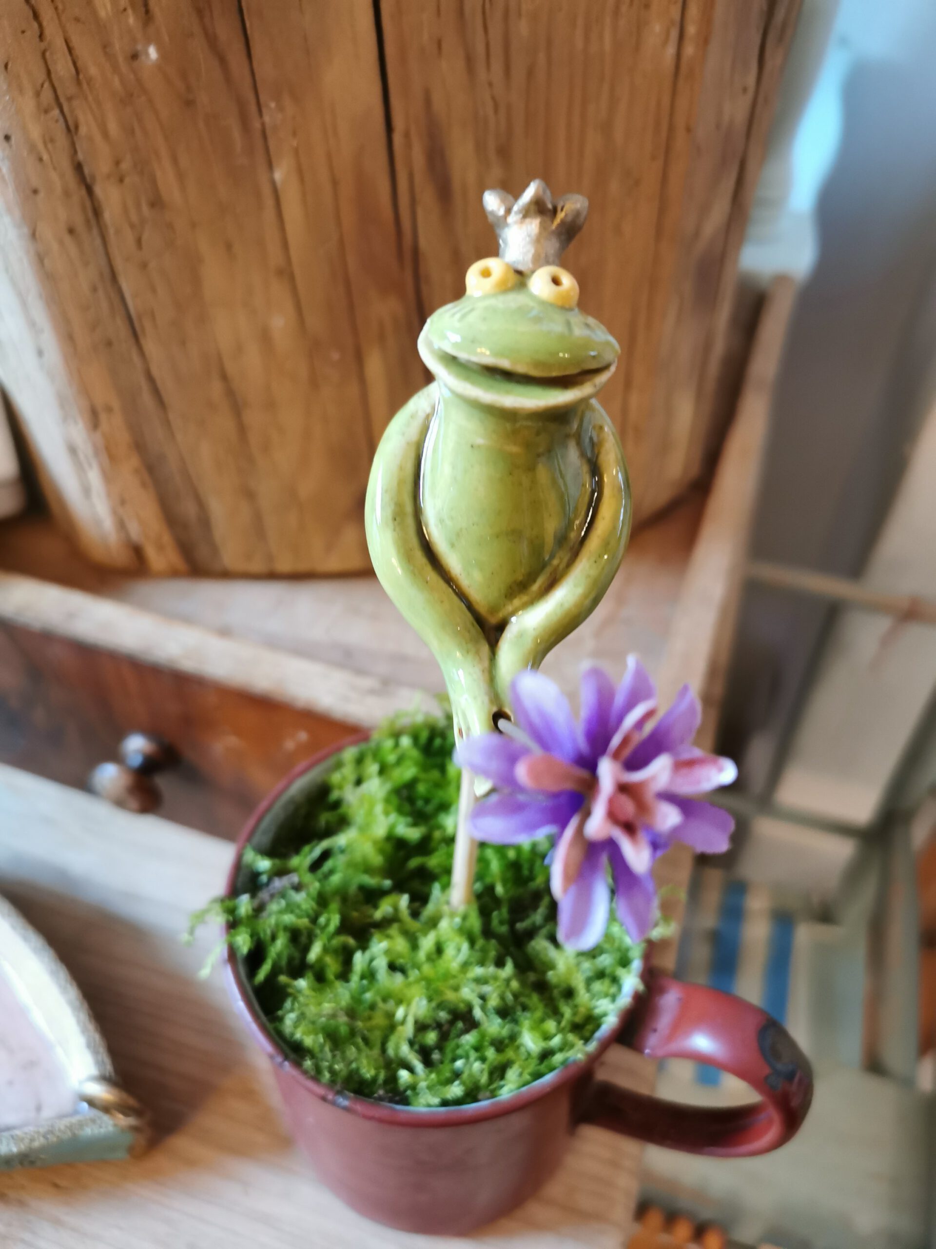 Froschkönig mit Blume