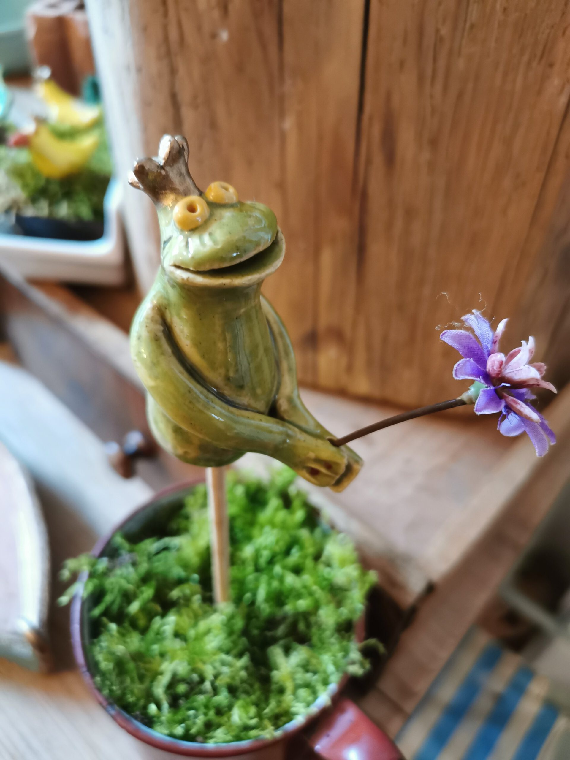 Froschkönig mit Blume – Bild 2